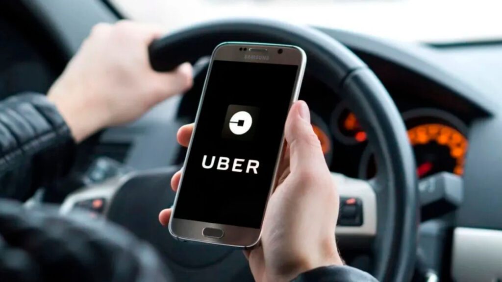 Pessoa abrindo app da Uber no smartphone