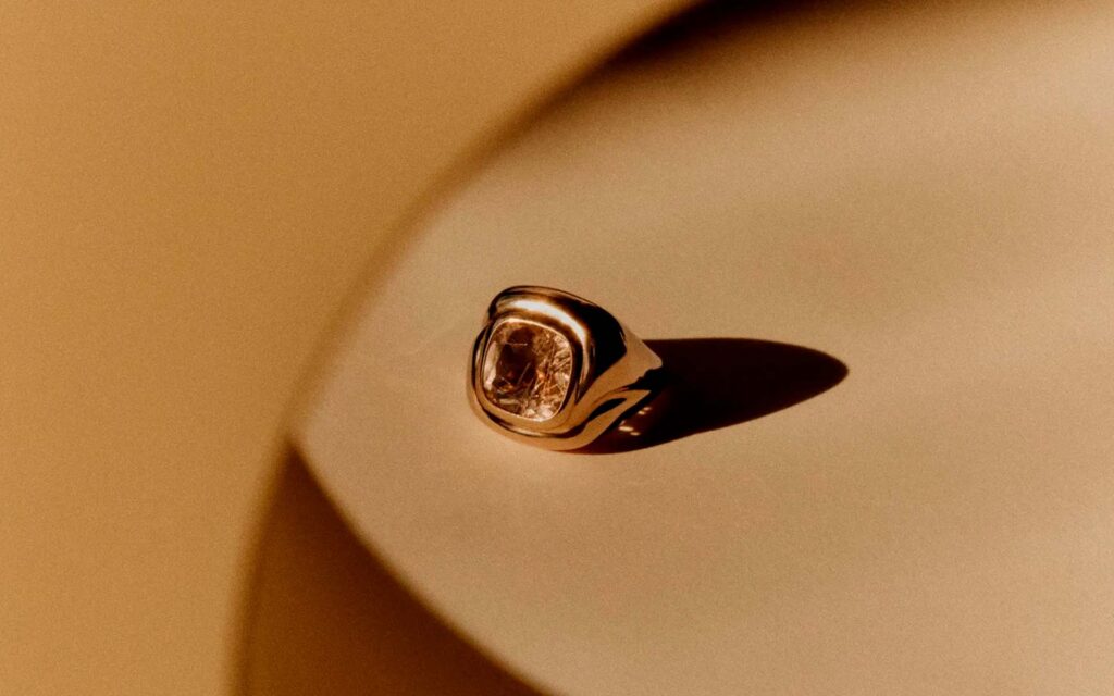 O anel foi desenhado pela estilista Grace Wales Bonner