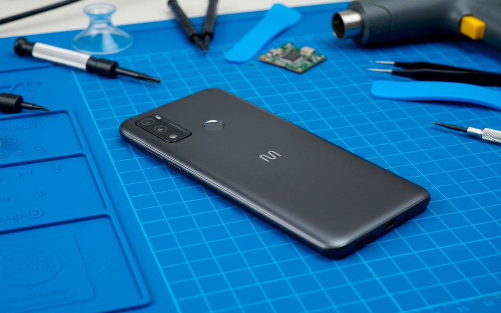 O G Max 2 permite abrir a traseira, algo raro nos celulares modernos