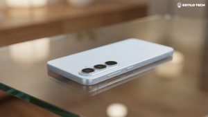 Galaxy S26 FE deve chegar mais caro que o antecessor Smartphone moderno repousando sobre mesa de vidro com iluminação suave de estúdio