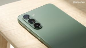 Samsung prepara o lançamento do novo Galaxy F70 Pro 5G Um smartphone moderno em tom verde pousado sobre uma mesa de madeira clara em um estúdio bem iluminado com luz natural suave, focado na traseira com módulo vertical de câmeras