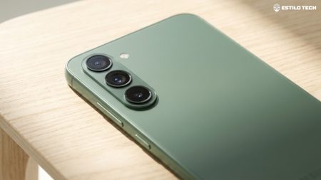 Samsung prepara o lançamento do novo Galaxy F70 Pro 5G Um smartphone moderno em tom verde pousado sobre uma mesa de madeira clara em um estúdio bem iluminado com luz natural suave, focado na traseira com módulo vertical de câmeras
