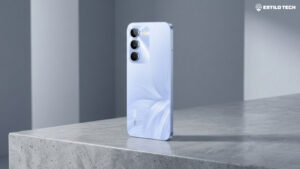 Realme 16x 5G estreia em agosto com bateria de 7.000 mAh Smartphone moderno apoiado sobre uma bancada de concreto cinza polido em um estúdio minimalista, iluminação lateral difusa destacando a textura do ambiente, paleta de cores neutras e frias