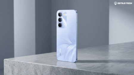Realme 16x 5G estreia em agosto com bateria de 7.000 mAh Smartphone moderno apoiado sobre uma bancada de concreto cinza polido em um estúdio minimalista, iluminação lateral difusa destacando a textura do ambiente, paleta de cores neutras e frias