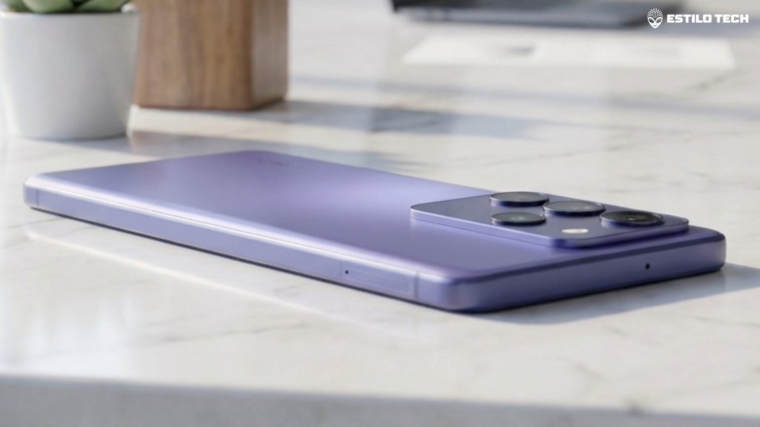 Galaxy S27 Pro pode ter downgrade na câmera teleobjetiva Smartphone moderno exibindo módulo de câmeras traseiro sobre uma mesa de mármore branco em um escritório iluminado por luz natural difusa