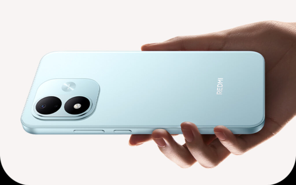 Smartphone Redmi Note 17 azul claro sendo segurado pela mão traseira com duas câmeras visíveis