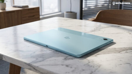 Moto Pad 70 chega com tela de 12 polegadas e 5G Tablet moderno posicionado na diagonal sobre uma mesa de mármore branco em um escritório iluminado por luz difusa de janela, enquadramento plano médio