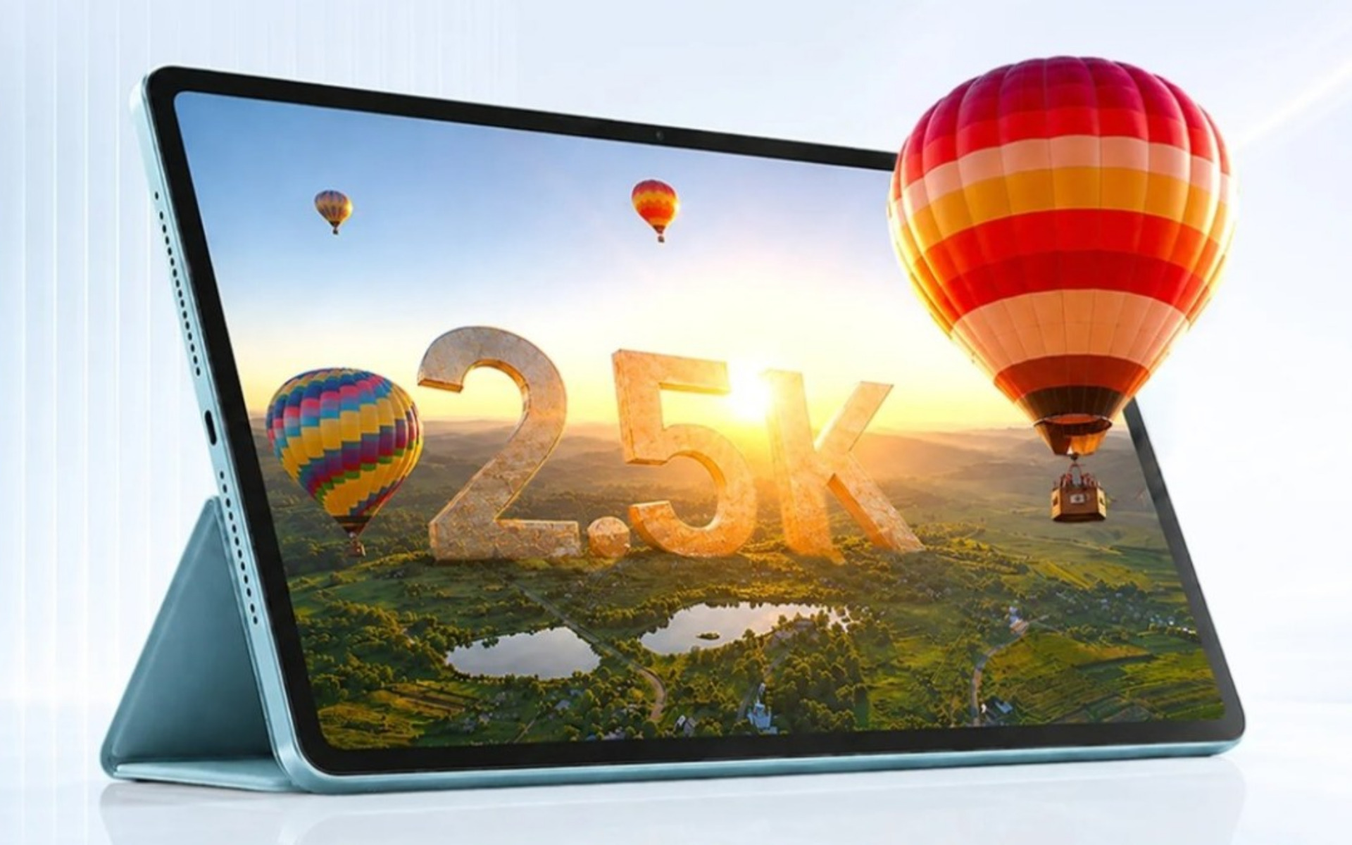 Tablet Moto Pad 70 exibindo paisagem colorida com balões de ar quente em sua tela